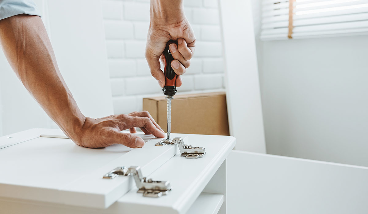 Osoba sastavlja namještaj kao primjer psihološkog IKEA efekta