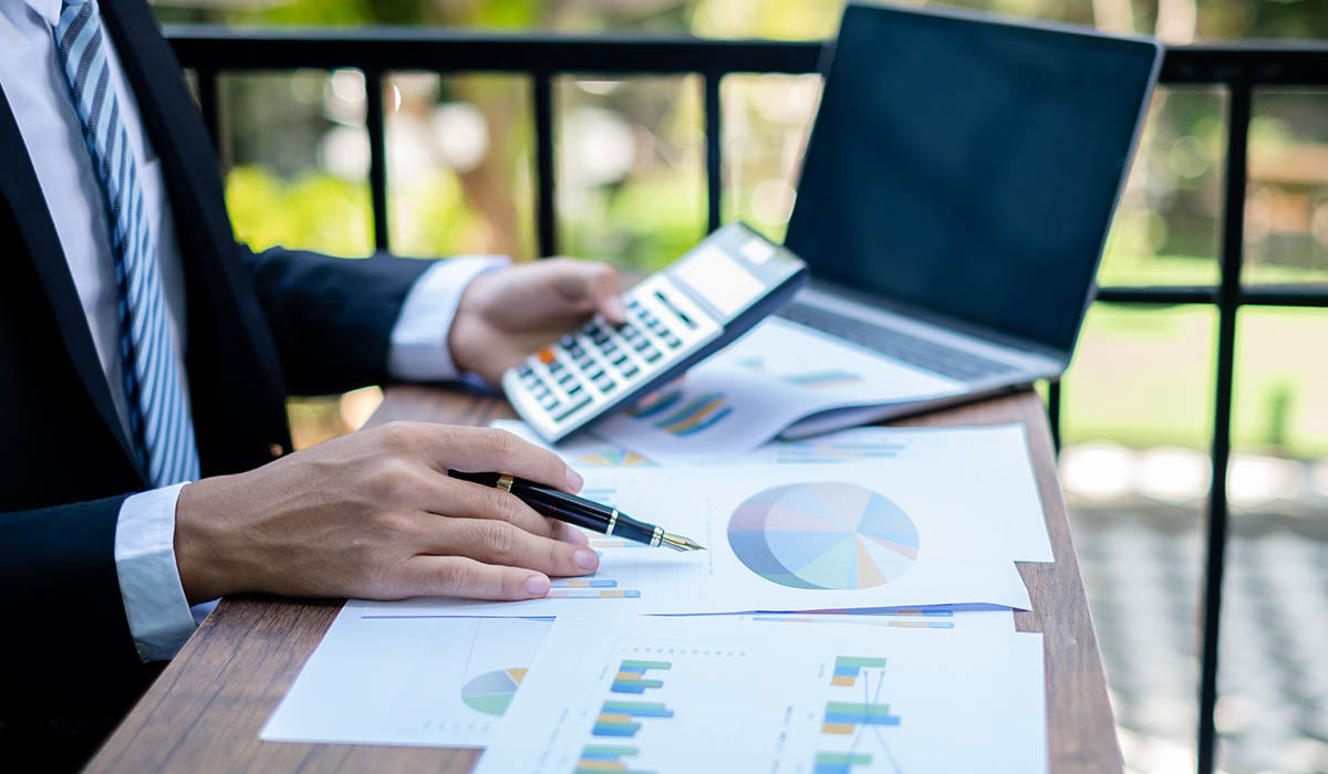 Kupac analizira financijske rezultate i rizike prije kupnje poslovanja