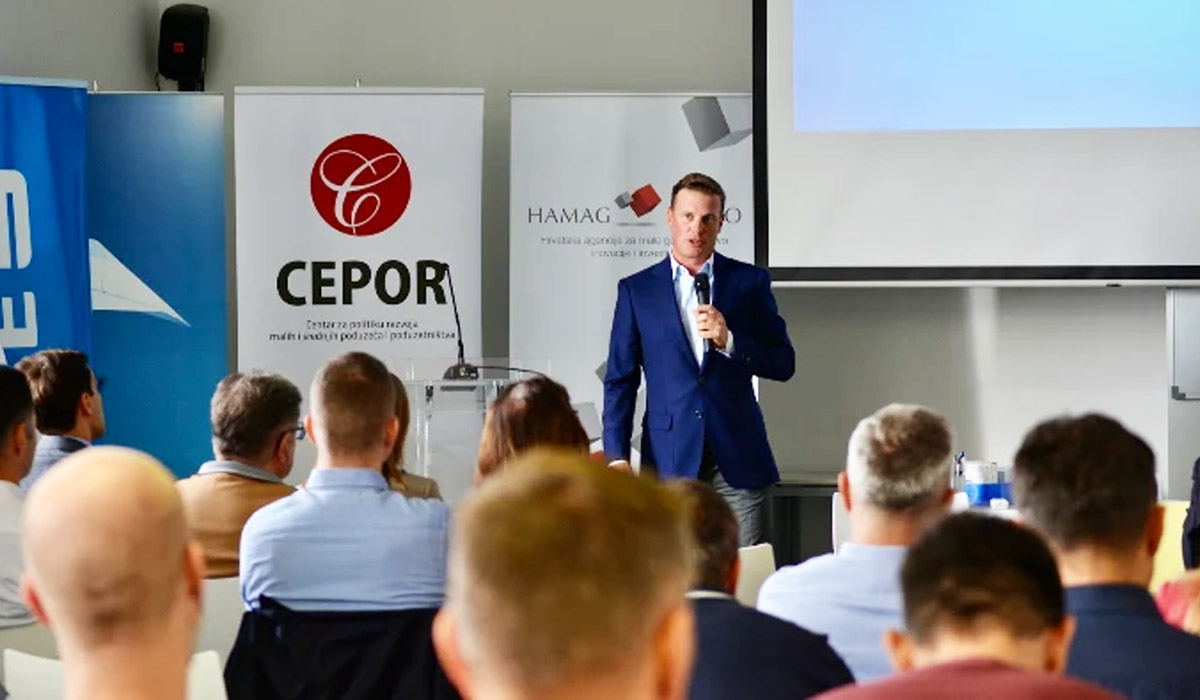 Andrija Čolak razgovara s klijentima tijekom procesa kupnje i prodaje poslovanja u Colak Business Brokerageu.